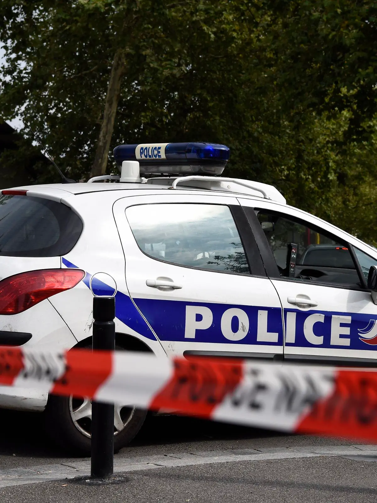 23.08.2018, Frankreich, Trappes: Polizisten sichern den Tatort nach einer Messerattacke mit zwei Toten und einem Verletzten. Bei den beiden Todesopfern einer Messerattacke in Frankreich handelt es sich um Angehörige des Angreifers. Die Terrormiliz Islamischer Staat (IS) hatte die tödliche Attacke für sich reklamiert. Französische Medien berichteten aber, dass die Ermittler Hinweisen auf einen Familienstreit nachgingen. Foto: Chen Yichen/XinHua/dpa +++ dpa-Bildfunk +++