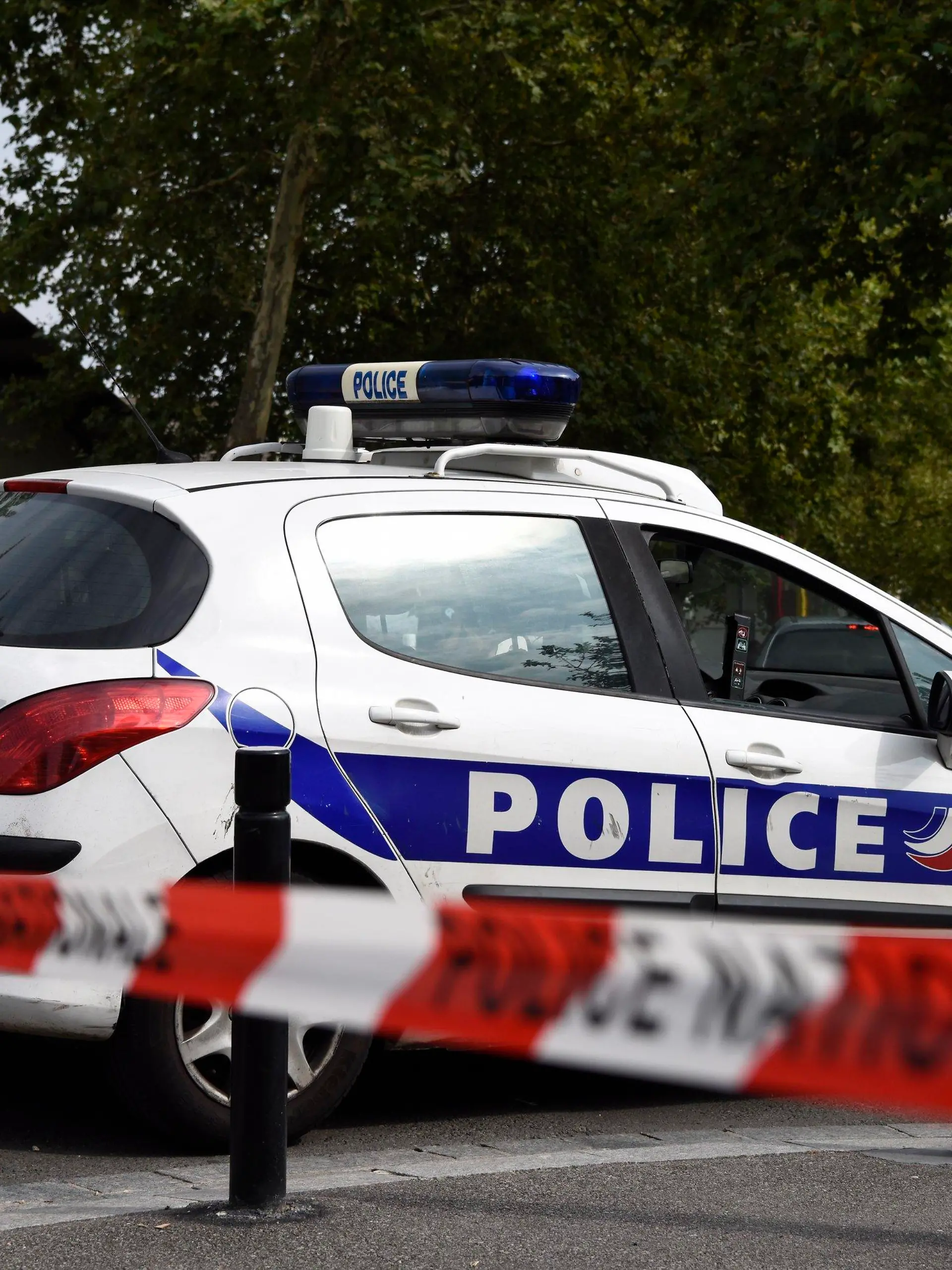 23.08.2018, Frankreich, Trappes: Polizisten sichern den Tatort nach einer Messerattacke mit zwei Toten und einem Verletzten. Bei den beiden Todesopfern einer Messerattacke in Frankreich handelt es sich um Angehörige des Angreifers. Die Terrormiliz Islamischer Staat (IS) hatte die tödliche Attacke für sich reklamiert. Französische Medien berichteten aber, dass die Ermittler Hinweisen auf einen Familienstreit nachgingen. Foto: Chen Yichen/XinHua/dpa +++ dpa-Bildfunk +++
