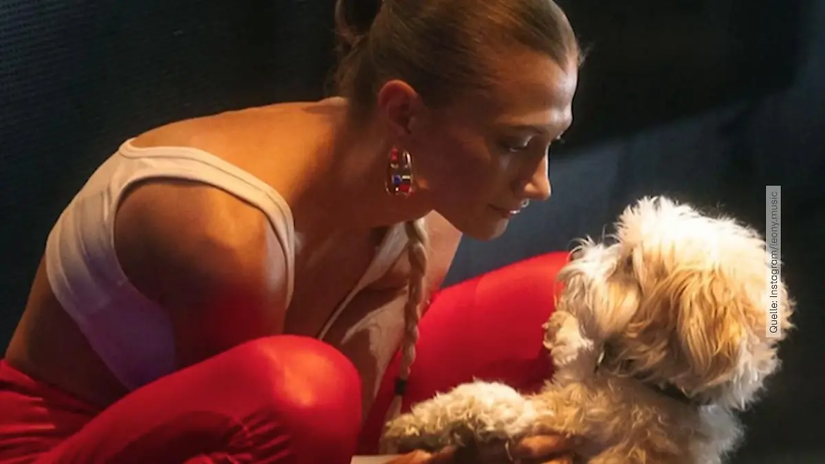 DSDS-Jurorin Leony und ihre Hundedame Marlie sind ein Herz und eine Seele.
