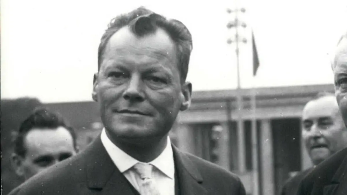 Aug. 08, 1961 - German Federal Minister of Economics visiting Berlin: Driving along the border between East and West Berlin, the German Federal Minister of Economics, Prof. Ludwig Erhard, also inspected the part of the border at the Brandenburg Gate.He was accompanied by the Ruling Mayor of Berlin, Willy Brandt left, on Aug.25th. PUBLICATIONxINxGERxONLY - ZUMAk09