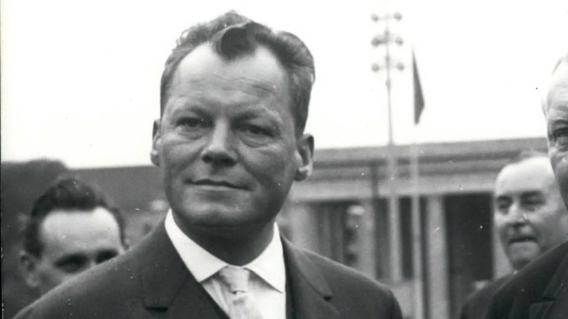 Aug. 08, 1961 - German Federal Minister of Economics visiting Berlin: Driving along the border between East and West Berlin, the German Federal Minister of Economics, Prof. Ludwig Erhard, also inspected the part of the border at the Brandenburg Gate.He was accompanied by the Ruling Mayor of Berlin, Willy Brandt left, on Aug.25th. PUBLICATIONxINxGERxONLY - ZUMAk09