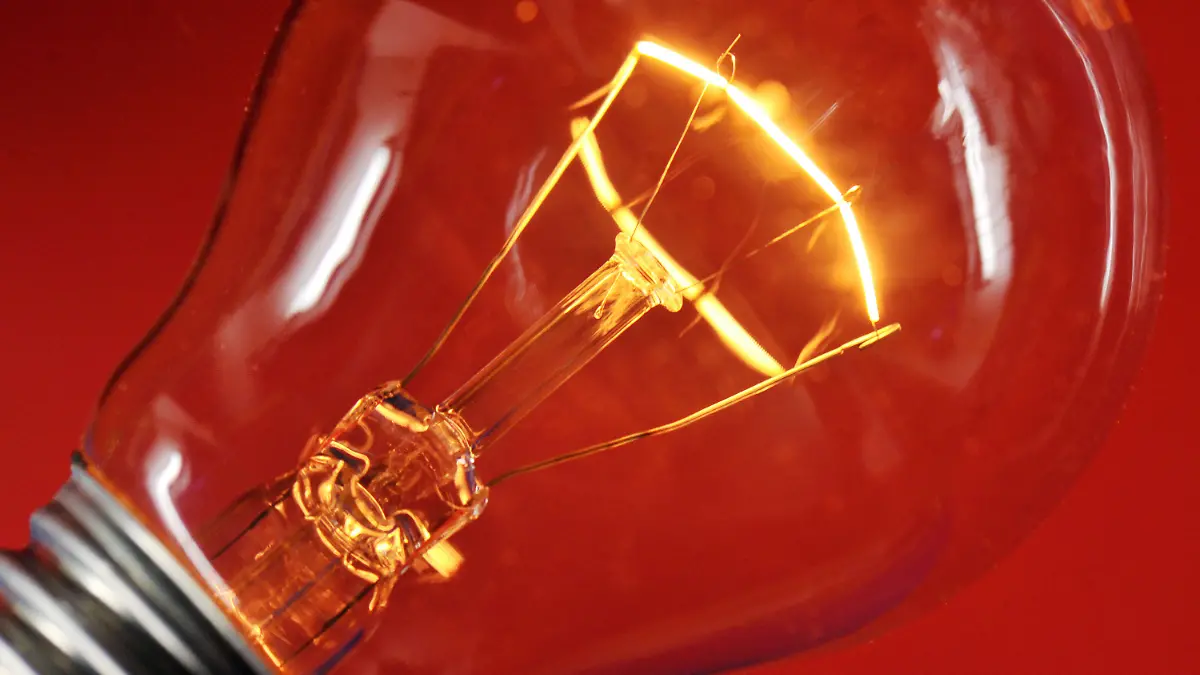 ARCHIV - Blick auf eine brennende klassische Glühlampe (Archivfoto vom 09.02.2009). Ab dem 1. September dürfen die stromfressenden Glühbirnen nicht mehr in den Handel kommen. Die vierte Stufe des EU-weiten Verbots trifft Birnen mit 40 Watt und weniger Leistung. Die stärkeren Leuchten wurden schon seit 2009 stufenweise aussortiert. Foto: Jan-Peter Kasper dpa (Zu dpa vom 23.08.2012) +++(c) dpa - Bildfunk+++