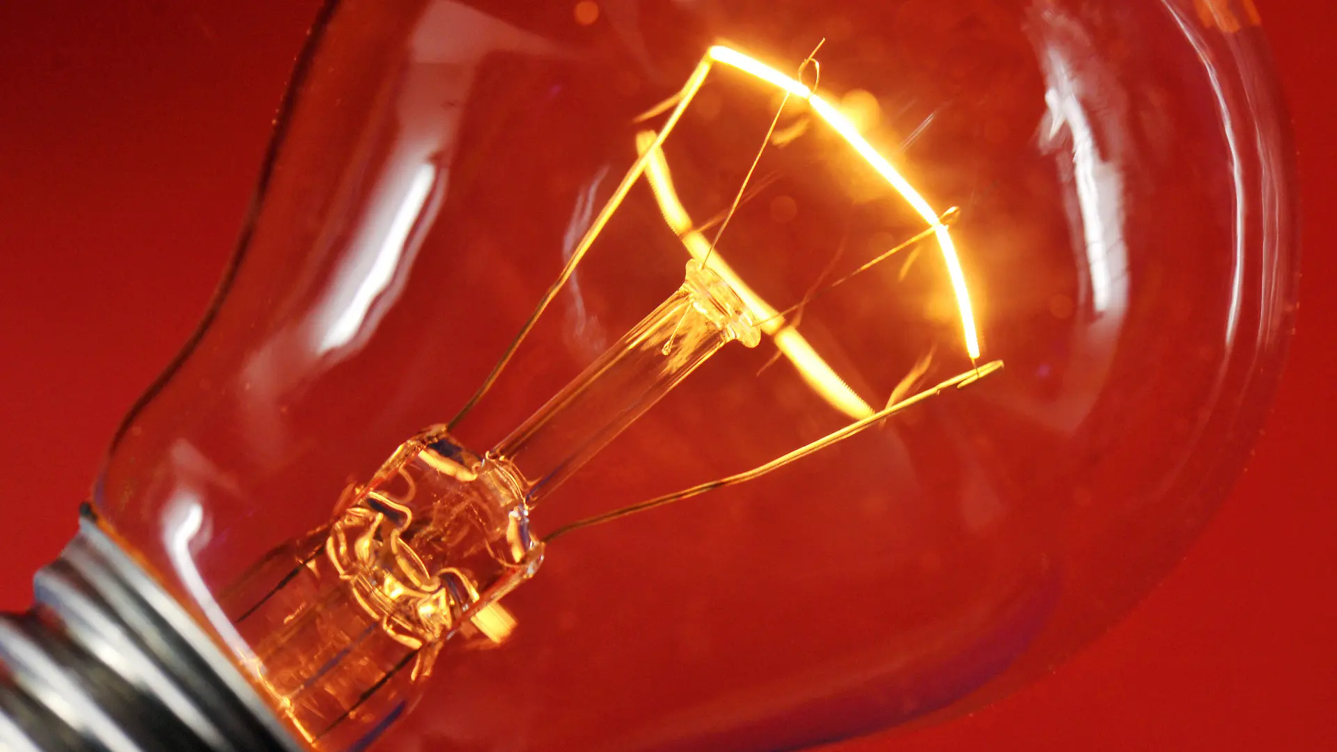 ARCHIV - Blick auf eine brennende klassische Glühlampe (Archivfoto vom 09.02.2009). Ab dem 1. September dürfen die stromfressenden Glühbirnen nicht mehr in den Handel kommen. Die vierte Stufe des EU-weiten Verbots trifft Birnen mit 40 Watt und weniger Leistung. Die stärkeren Leuchten wurden schon seit 2009 stufenweise aussortiert. Foto: Jan-Peter Kasper dpa (Zu dpa vom 23.08.2012) +++(c) dpa - Bildfunk+++