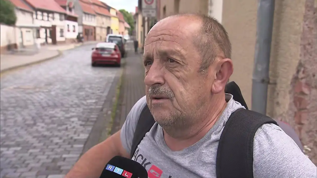 Eine junge Frau wird gekidnappt. Anwohner sind geschockt über die Tat.