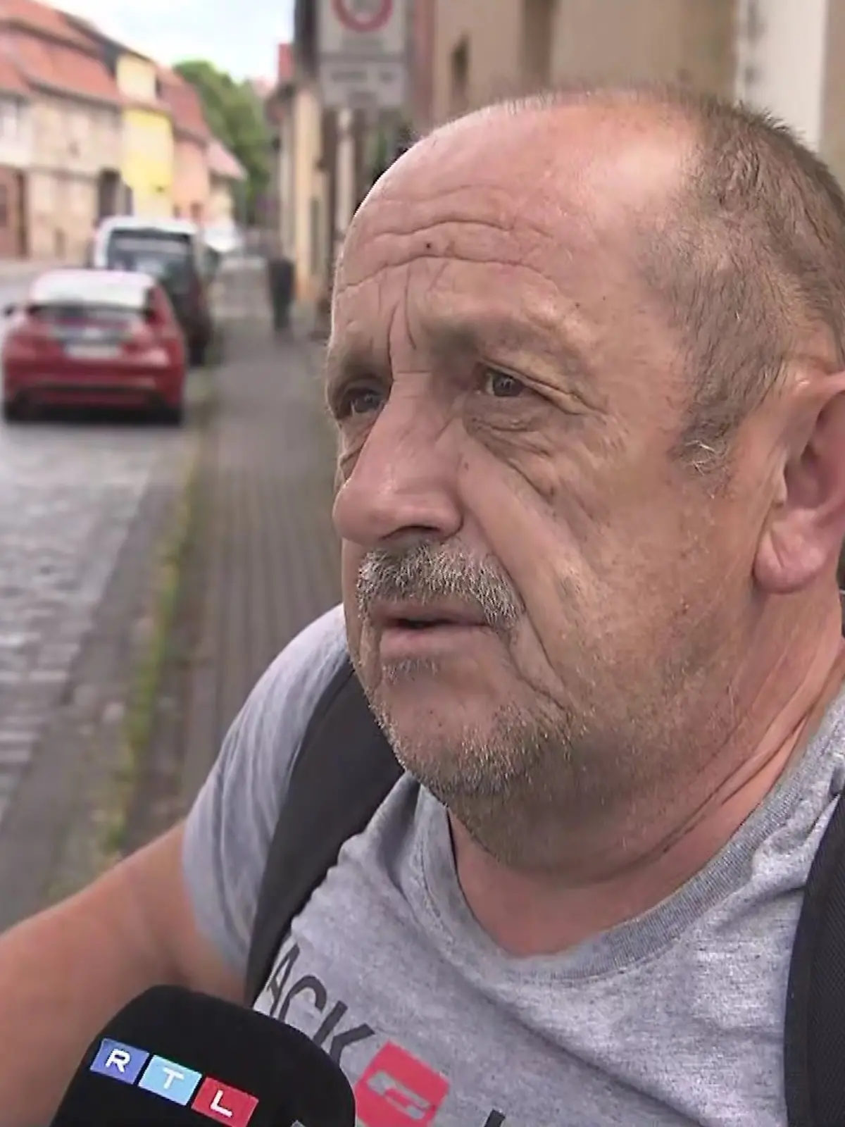 Eine junge Frau wird gekidnappt. Anwohner sind geschockt über die Tat.