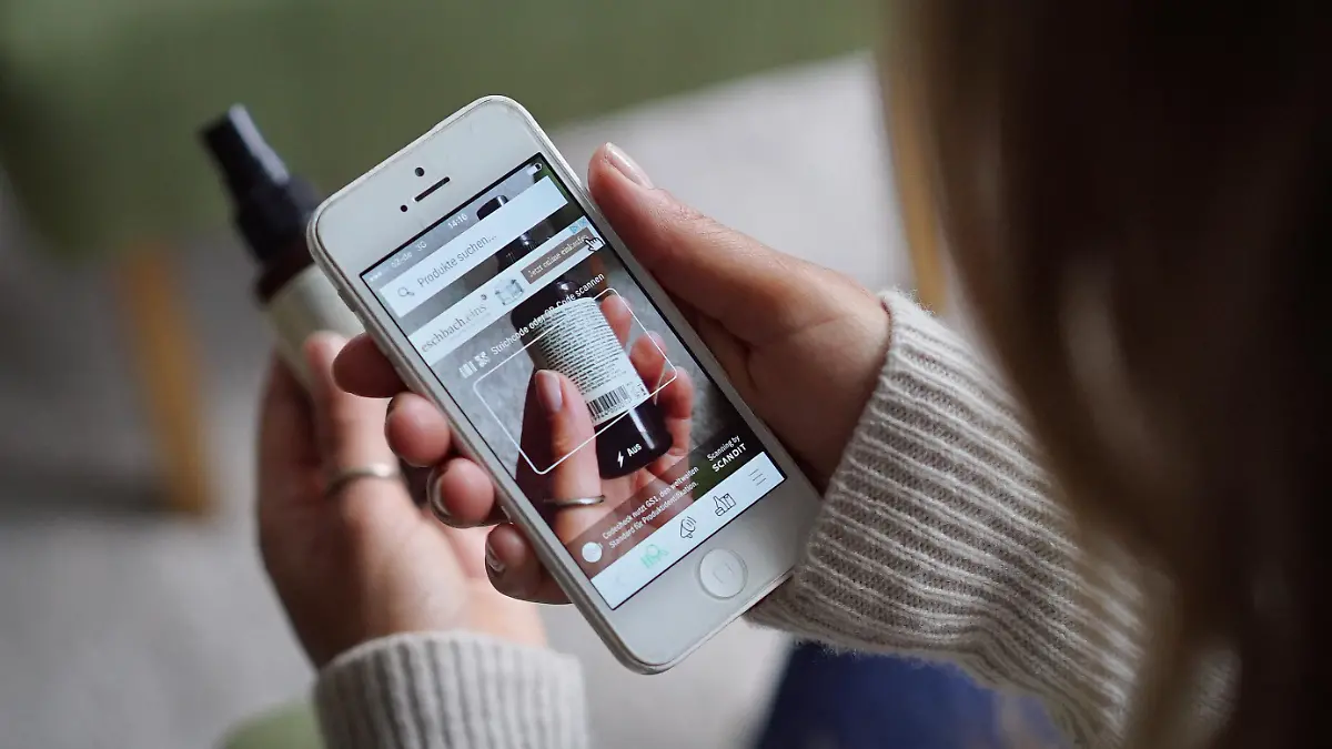 Frau benutzt die CodeCheck App