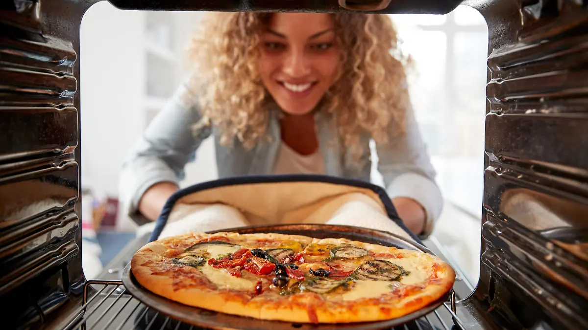 pizza;fertig;ofengericht;backofen;Bildverwendung nur mit Urhebervermerk: Monkey Business 2/Shotshop/picture alliance. Keine Exlusivverkäufe möglich. || Modellfreigabe vorhanden