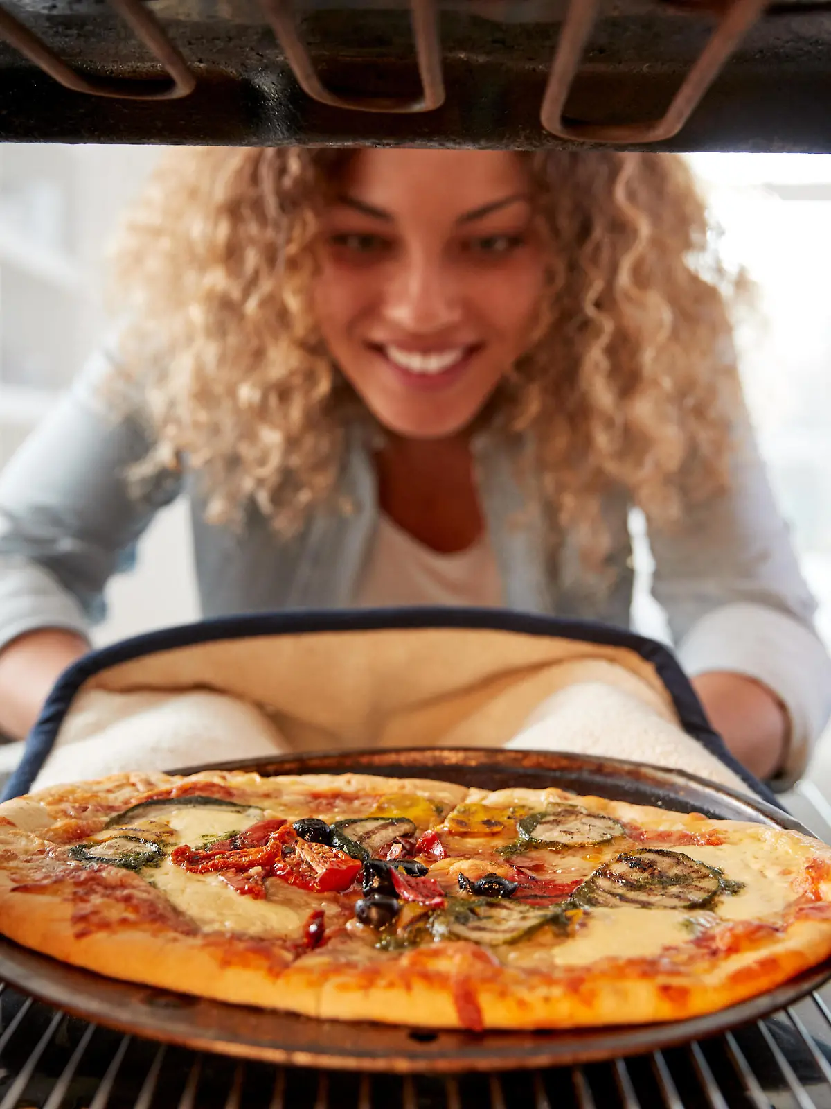 pizza;fertig;ofengericht;backofen;Bildverwendung nur mit Urhebervermerk: Monkey Business 2/Shotshop/picture alliance. Keine Exlusivverkäufe möglich. || Modellfreigabe vorhanden