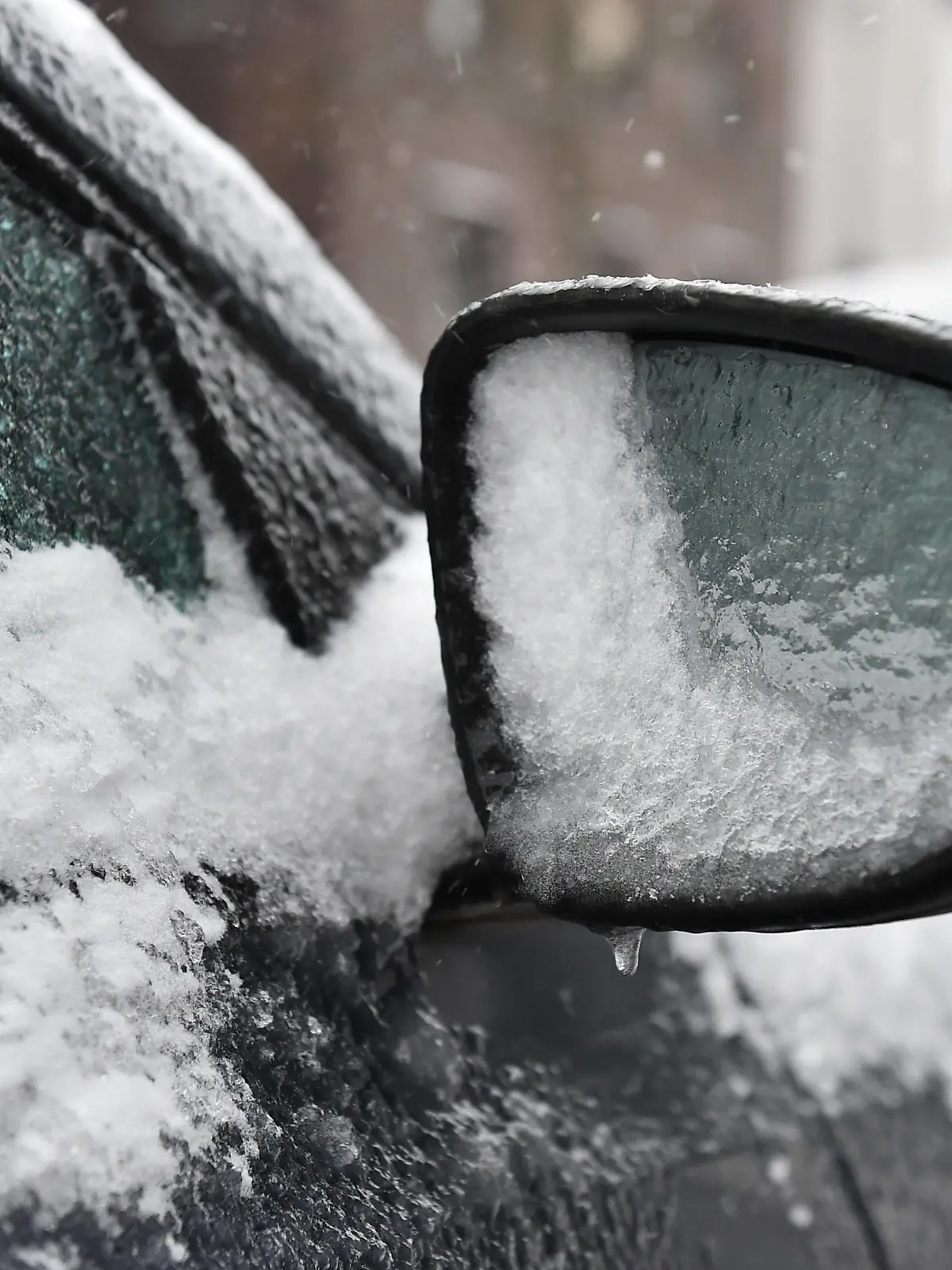  Wintereinbruch in NRW am 07.02.2021 in Oberhausen Der Winter ist in NRW angekommen. Der Wintereinbruch hat das Land voll erwischt. Es hat am Wochenende viel Schnee, Glatteis und Eisregen gegeben Nordrhein-Westfalen Deutschland *** The onset of winter in NRW on 07 02 2021 in Oberhausen The winter has arrived in NRW The onset of winter has hit the state full There has been a lot of snow, black ice and freezing rain over the weekend North Rhine Westphalia Germany