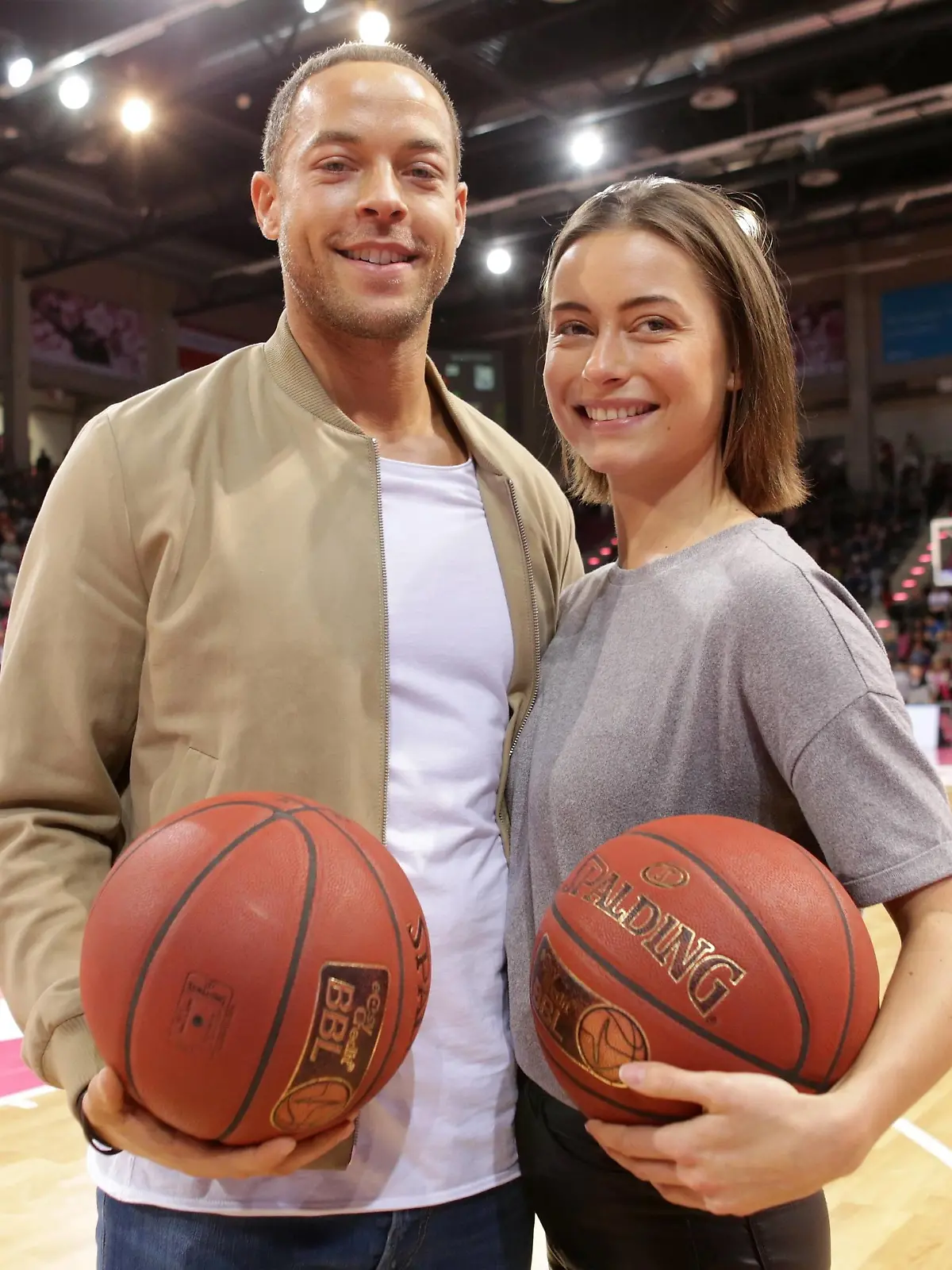 Entertainment Bilder des Tages Bachelor Andrej Mangold (ehemaliger Spieler in Bonn und Göttingen) mit Jennifer Lange zu Besuch beim Basketballspiel Telekom Baskets Bonn vs. BG Göttingen , Hauptrunde 24. Spieltag *** Bachelor Andrej Mangold former player in Bonn and Göttingen with Jennifer Lange visiting the basketball game Telekom Baskets Bonn vs BG Göttingen main round 24 game day MR:N  