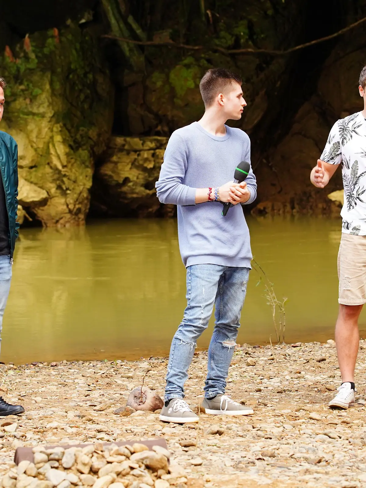Jonas Weisser, Taylor Luc Jacobs und Silvan Seehaase performen bei ihrem Auftritt am dritten Set des Auslands-Recalls am Jungle River im Khao Sok Nationalpark den Song "Der Weg" von Herbert Grönemeyer.

Verwendung der Bilder für Online-Medien ausschließlich mit folgender Verlinkung: "Alle Infos zu "Deutschland sucht den Superstar" im Special bei RTL.de: https://www.rtl.de/cms/sendungen/superstar.html