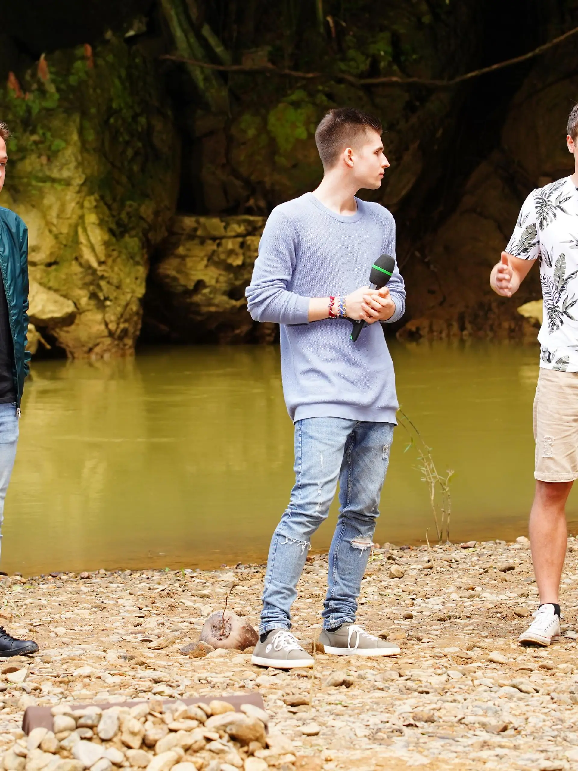 Jonas Weisser, Taylor Luc Jacobs und Silvan Seehaase performen bei ihrem Auftritt am dritten Set des Auslands-Recalls am Jungle River im Khao Sok Nationalpark den Song "Der Weg" von Herbert Grönemeyer.

Verwendung der Bilder für Online-Medien ausschließlich mit folgender Verlinkung: "Alle Infos zu "Deutschland sucht den Superstar" im Special bei RTL.de: https://www.rtl.de/cms/sendungen/superstar.html