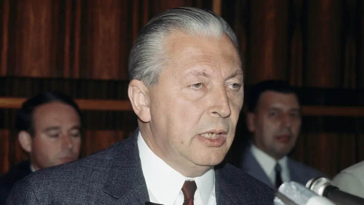 Kurt Georg Kiesinger in der Bundespressekonferenz in Bonn (undatiert). Der CDU-Politiker war von 1958-66 Ministerpräsident von Baden-Württemberg. Von 1966-69 stand er als Bundeskanzler der Großen Koalition aus CDU und SPD vor, von 1967-71 war er CDU-Bundesvorsitzender. Wegen seiner Mitgliedschaft in der NSDAP (1933-45) wurde er von Teilen der Öffentlichkeit kritisiert. Kiesinger wurde am 6. April 1904 in Ebingen geboren und ist am 9. März 1988 in Tübingen gestorben.