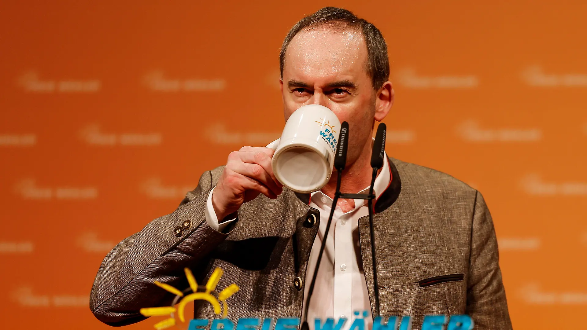22.02.2023, Bayern, Deggendorf: Beim politischen Aschermittwoch der Freien Wähler trinkt Bayerns Wirtschaftsminister und Parteivorsitzender Hubert Aiwanger aus einem Bierkrug in den Deggendorfer Stadthallen. Foto: Daniel Löb/dpa +++ dpa-Bildfunk +++