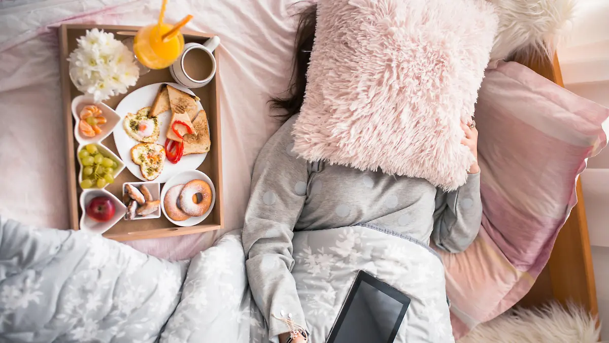 Frau Bett Frühstück