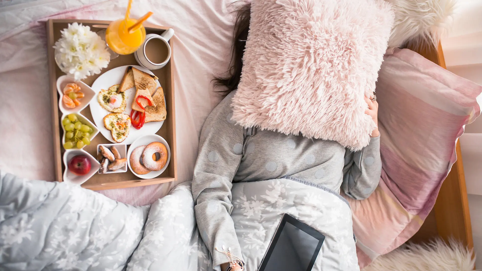 Frau Bett Frühstück