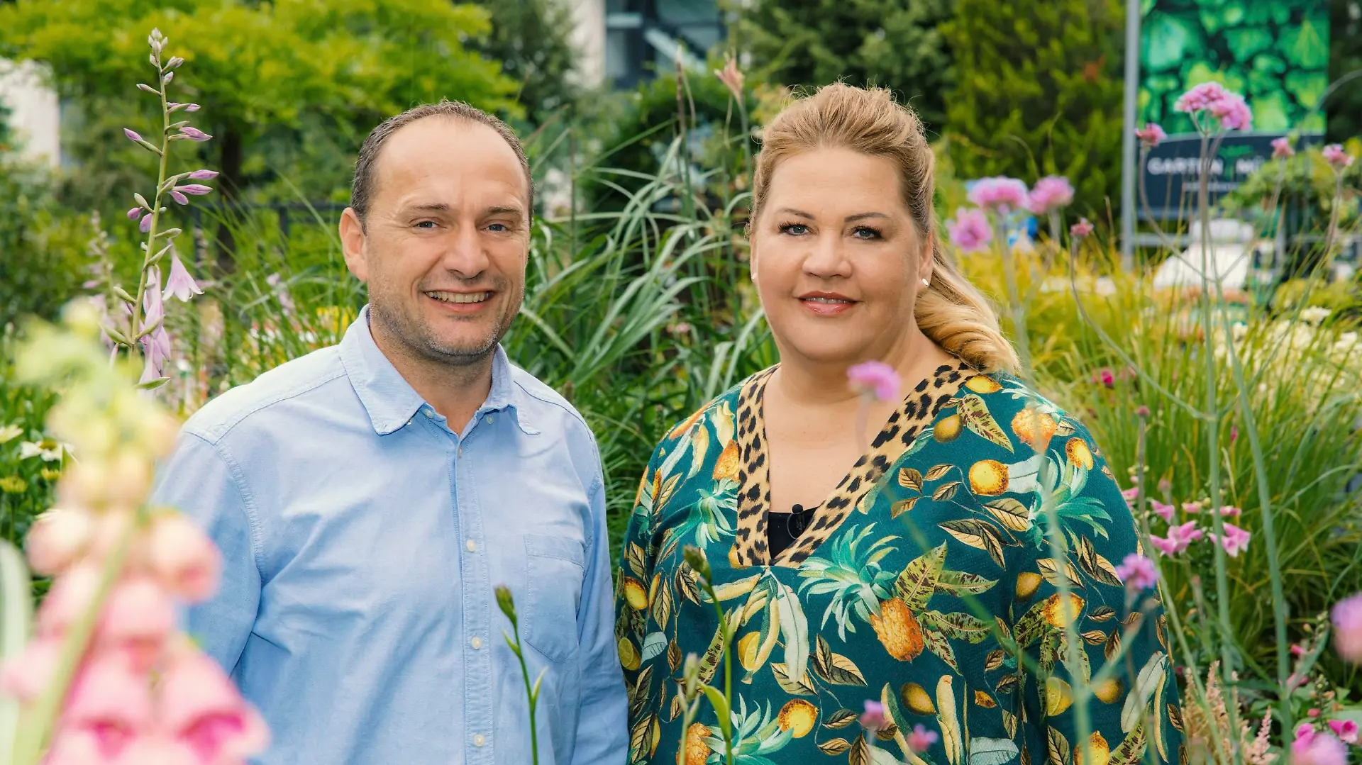 Ilka Bessin und Bernd Franzen bilden die Jury bei „Ran an den Rasen – das Gartenduell“