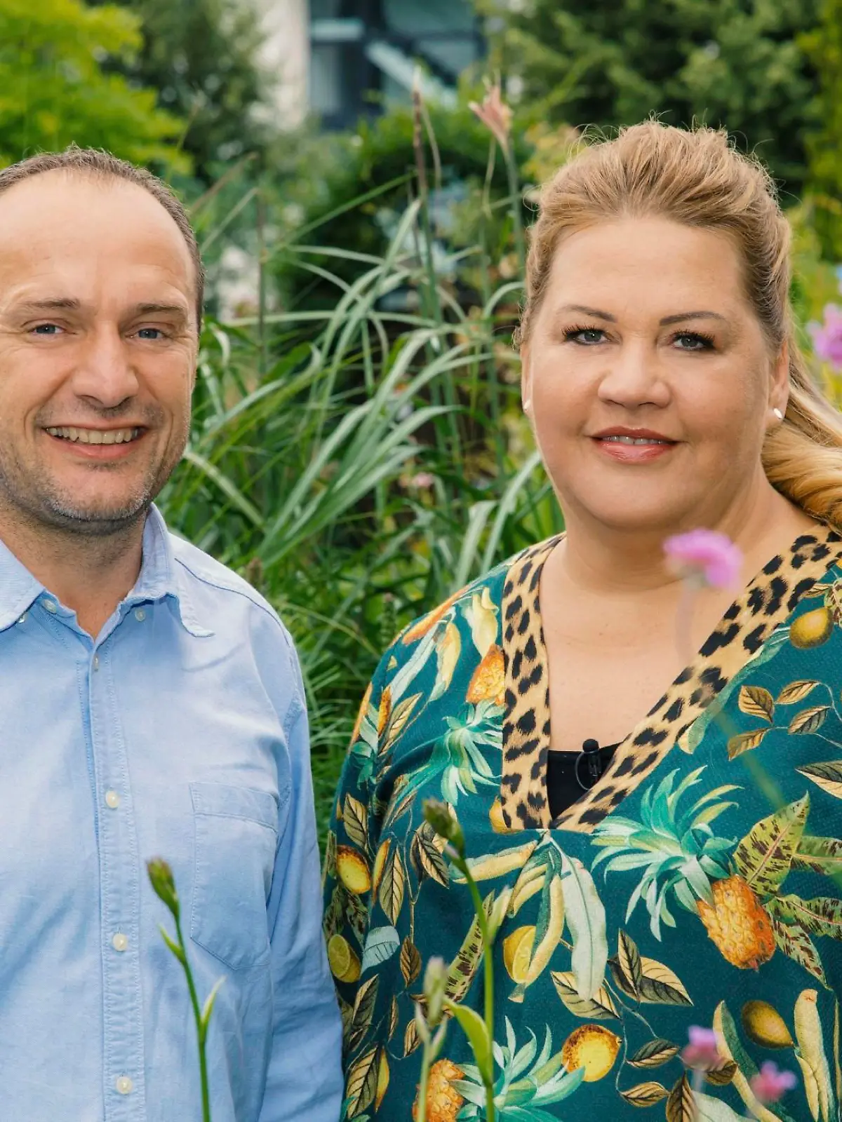 Ilka Bessin und Bernd Franzen bilden die Jury bei „Ran an den Rasen – das Gartenduell“