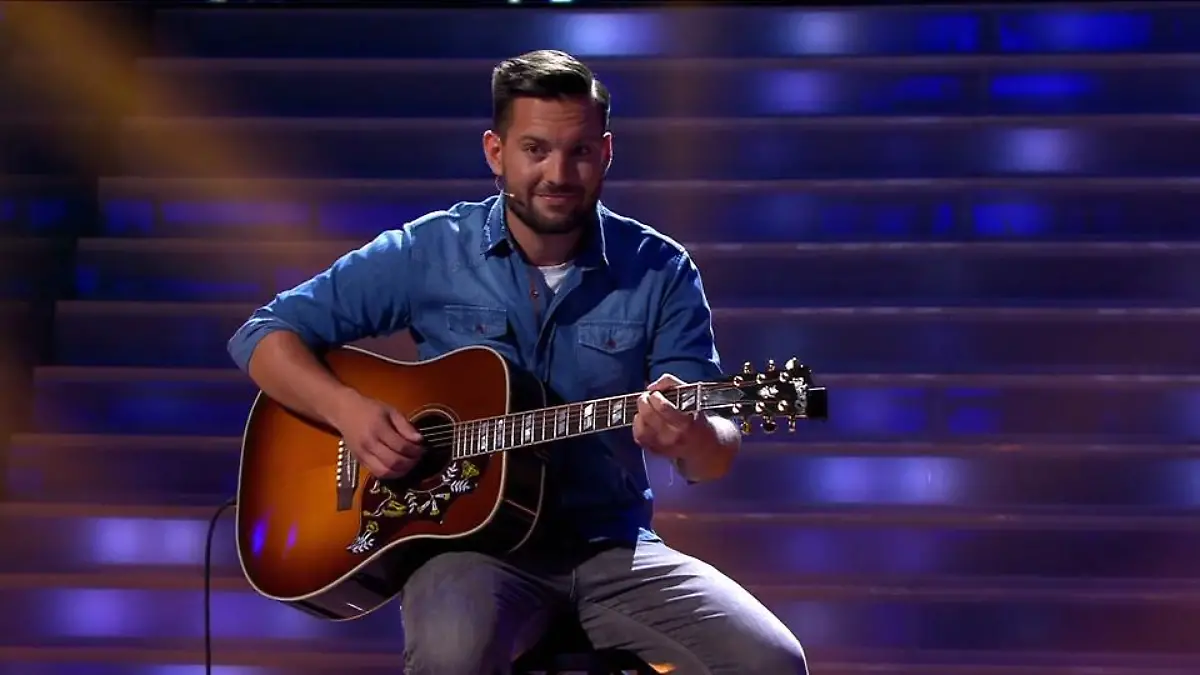 Frank erspielt sich Date mit Anna-Lena Romantische Gitarrenklänge