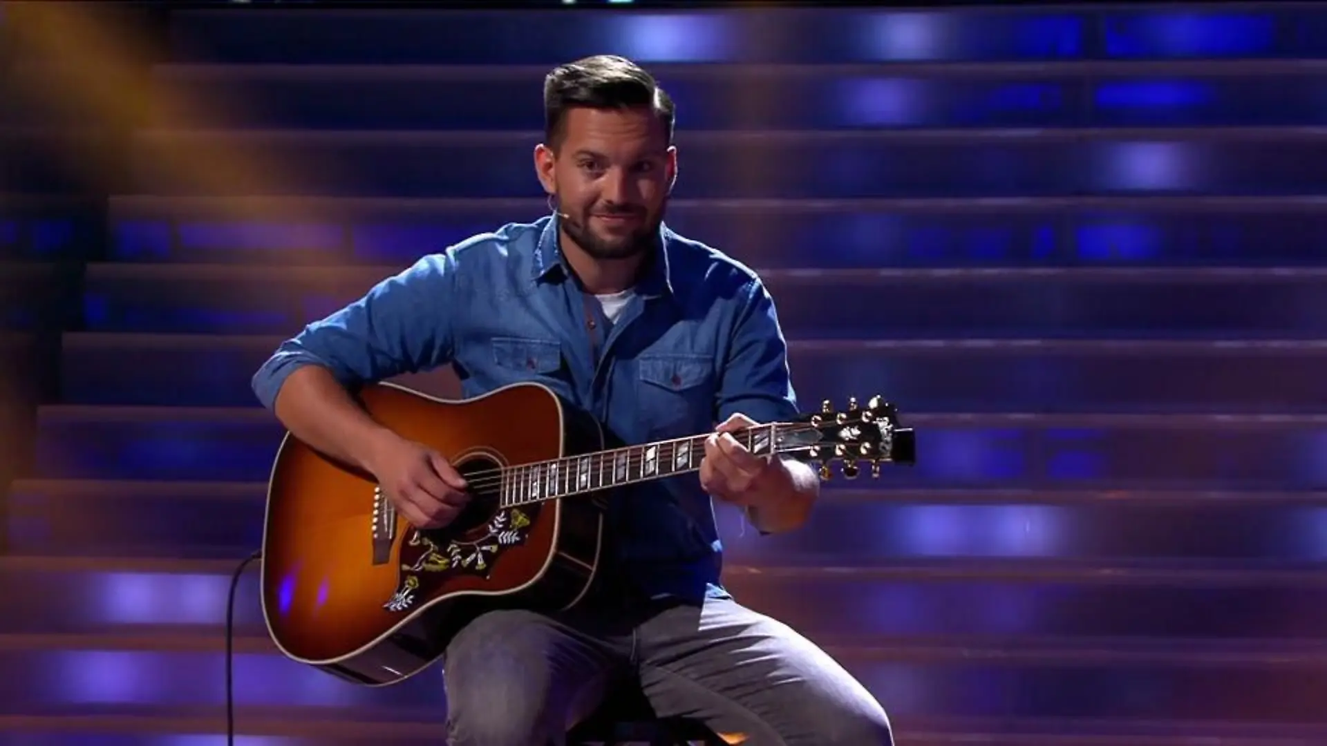 Frank erspielt sich Date mit Anna-Lena Romantische Gitarrenklänge