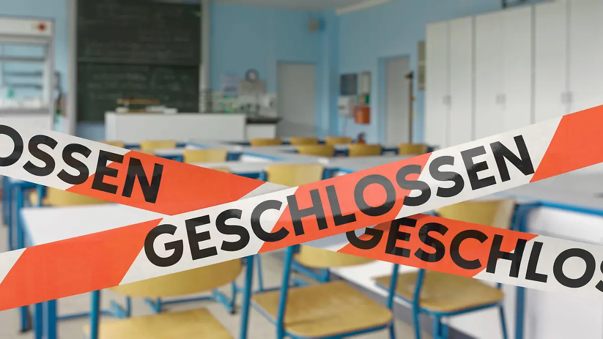 Schule geschlossen Symbolbild zum Thema Schulschließung. *** School closed symbol image on the subject of school closure