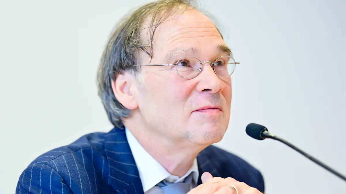 15.03.2019, Rheinland-Pfalz, Kaiserslautern: Udo Gehring, Leitender Oberstaatsanwalt der Staatsanwaltschaft Kaiserslautern, sitzt bei einer Pressekonferenz der Staatsanwaltschaft und des Polizeipräsidiums Westpfalz zu Sprengfallen, die ein Landschaftsgärtner gelegt haben soll. Der inzwischen gestorbene Mann aus Mehlingen soll im Streit einen Arzt mit einer Sprengfalle getötet und zwei Frauen verletzt haben. Foto: Uwe Anspach/dpa +++ dpa-Bildfunk +++