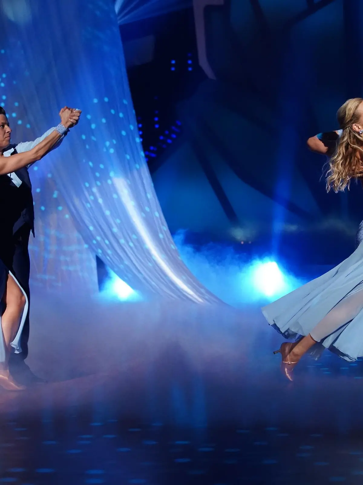 Kerstin Ott und Jan Hartmann bei ihrem Gruppentanz (Langsamer Walzer). Verwendung der Bilder für Online-Medien ausschließlich mit folgender Verlinkung: "Alle Infos zu "Let´s Dance" im Special bei RTL.de: https://www.rtl.de/cms/sendungen/lets-dance.html