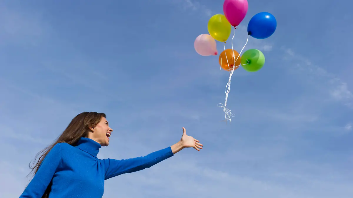 Laecheln-Frau, die Ballons loest Keine Weitergabe an Drittverwerter.