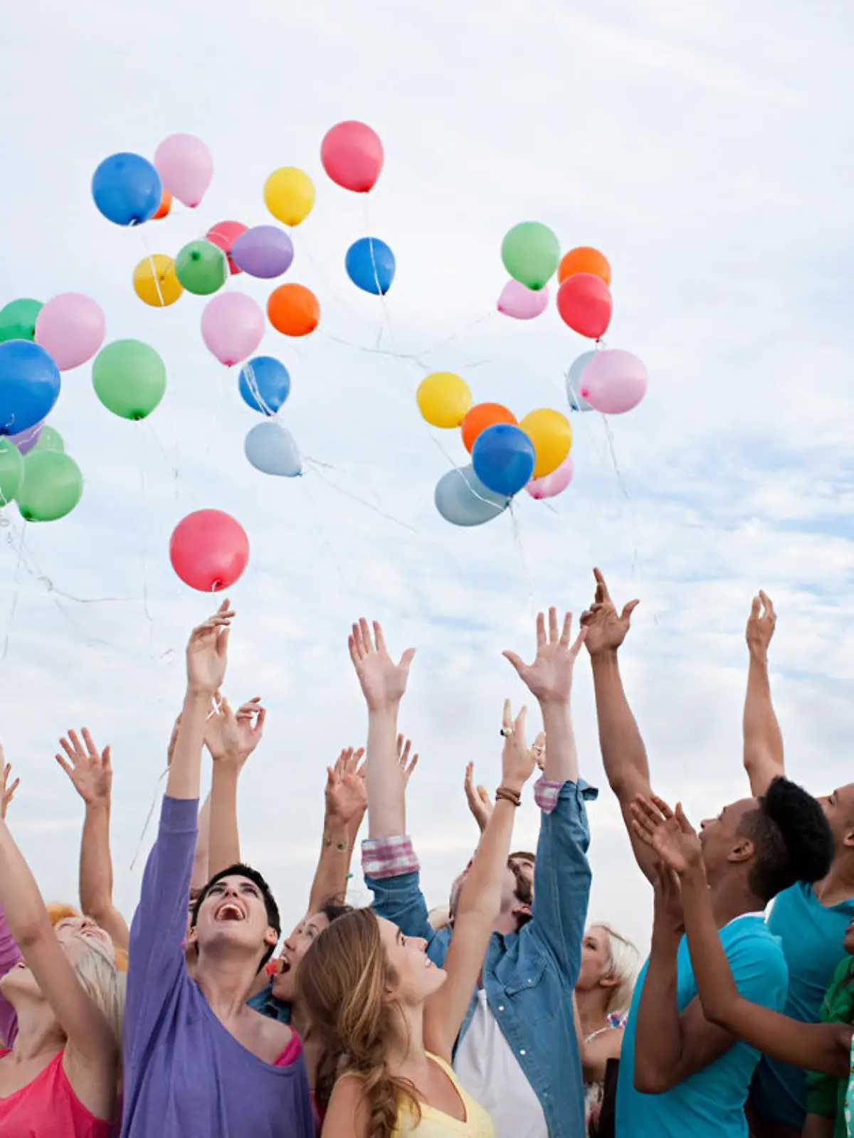 Junge Menschen loslassen Ballons – Stockfoto