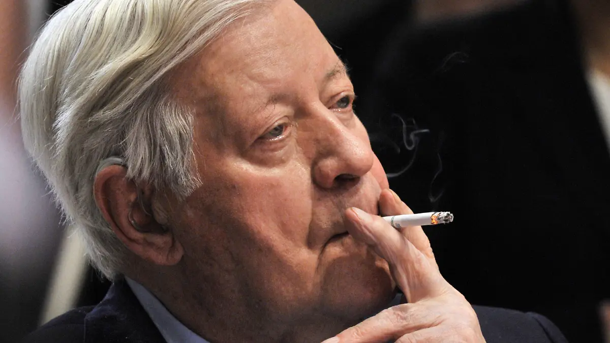 ARCHIV - 18.10.2008, Berlin: Alt-Bundeskanzler Helmut Schmidt raucht während des Sonderparteitag der SPD eine Zigarette. Von kommender Woche Mittwoch an (20. Mai) sind in den 27 EU-Staaten ausnahmslos alle Zigaretten mit charakteristischen Aromen verboten. Damit tritt der letzte Teil der EU-Tabakrichtlinie in Kraft. (zu dpa «Das endgültige Aus der Menthol-Zigarette steht bevor») Foto: picture alliance / dpa +++ dpa-Bildfunk +++