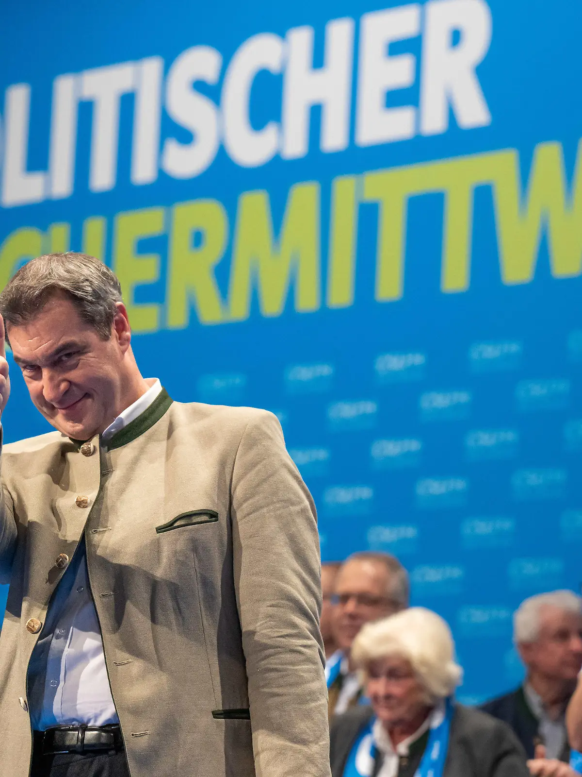 22.02.2023, Bayern, Passau: Der CSU-Vorsitzende und Bayerische Ministerpräsident Markus Söder bedankt sich bei den Zuhörern nach seiner Rede beim Politischen Aschermittwoch der CSU in der Dreiländerhalle Passau. Foto: Peter Kneffel/dpa +++ dpa-Bildfunk +++