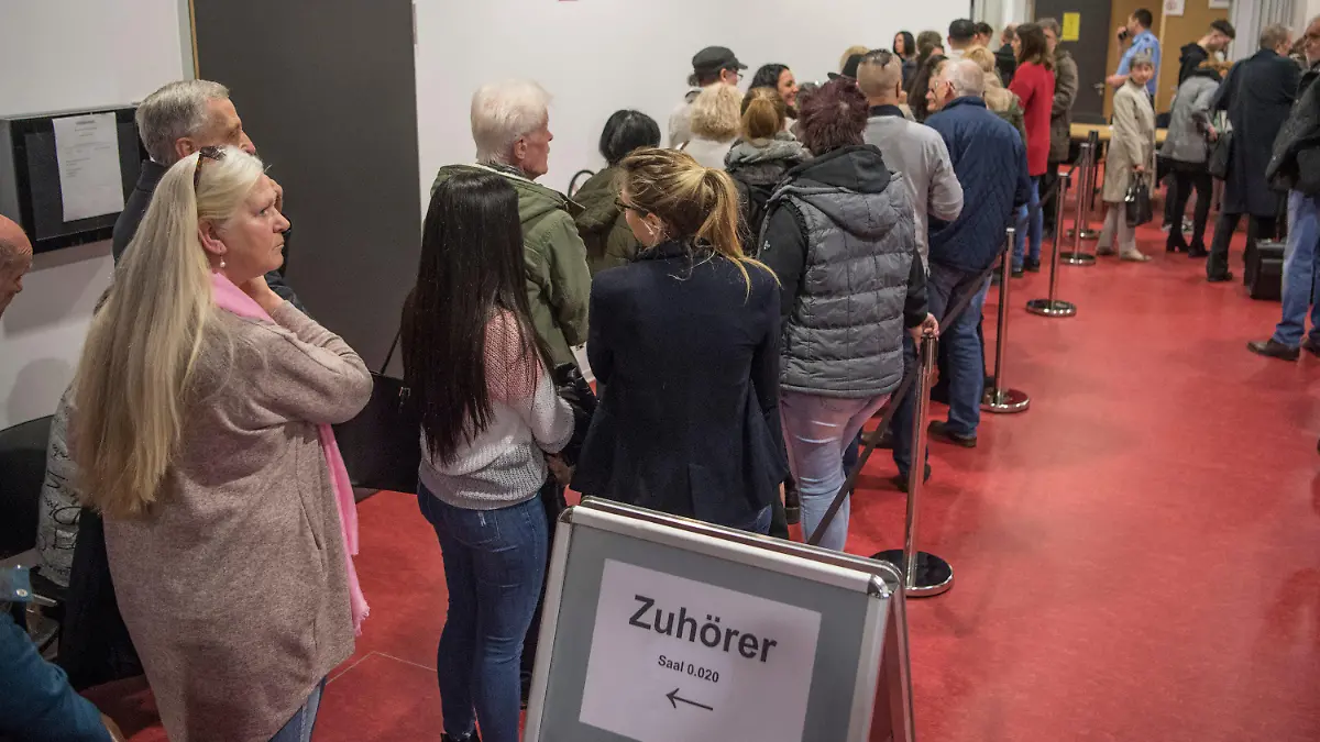 12.03.2019, Hessen, Wiesbaden: Zuschauer drängen sich vor dem Verhandlungssaal im Prozess gegen den 21-jährigen Ali B. Die Strafkammer wirft dem aus dem Irak stammenden Flüchtling vor, im vergangenen Mai die aus Mainz stammenden 14-jährige Susanna vergewaltigt und ermordet zu haben. Nach seiner Flucht in den Irak war der mutmaßliche Täter wenige Tage später zurück nach Deutschland gebracht worden. Foto: Boris Roessler/dpa +++ dpa-Bildfunk +++
