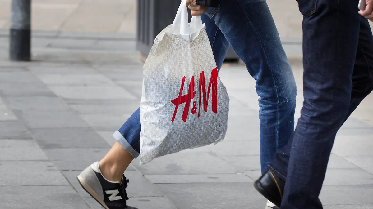 Zwei Menschen mit H&M-Tüte.