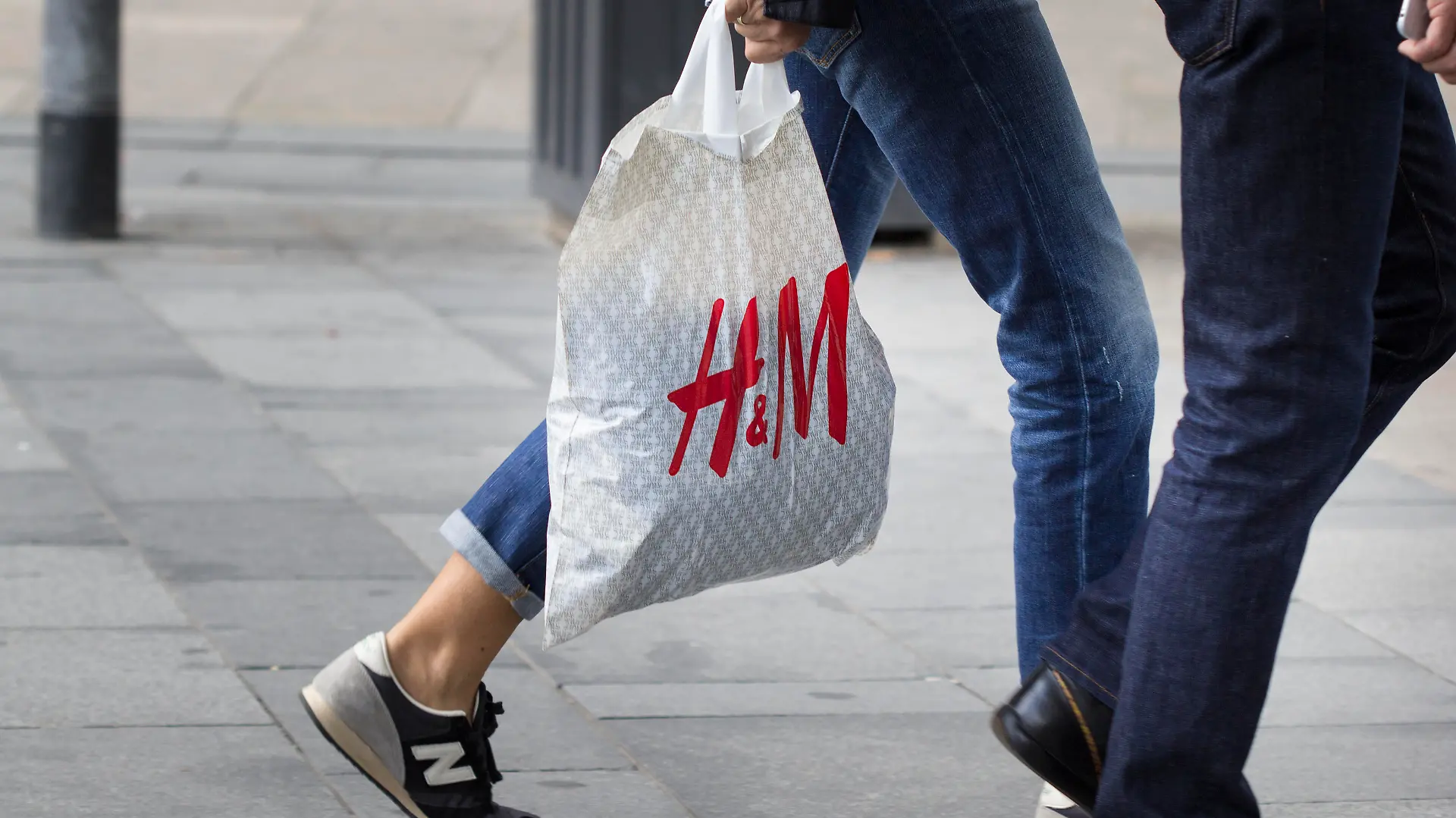 Zwei Menschen mit H&M-Tüte.