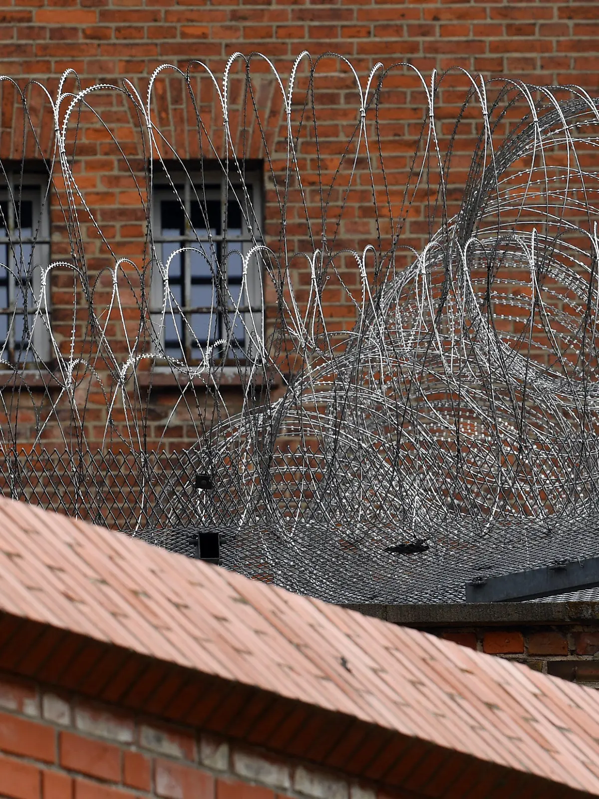 ARCHIV - 04.06.2020, Sachsen-Anhalt, Halle (Saale): Blick auf die Justizvollzugsanstalt Halle/Saale. Sachsen-Anhalts Justiz will verstärkt Suiziden in Gefängnissen vorbeugen. (zu dpa: «Suizide in der JVA: Justiz will stärker gegensteuern») Foto: Hendrik Schmidt/dpa-Zentralbild/dpa +++ dpa-Bildfunk +++