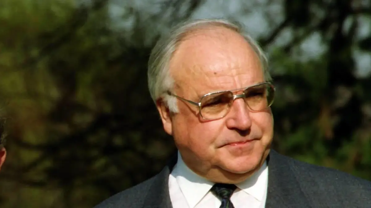 Bundeskanzler Helmut Kohl mit HRH Charles Philip Arthur George, Prince of Wales Fürst von Wales und Duke of Cornwall Herzog von Cornwall, meist kurz Prince im deutschsprachigen Raum Prinz Charles genannt, am 19. März 1993 im Park des Bundeskanzleramtes in Bonn. ----- Federal Chancellor Helmut Kohl with HRH Charles Philip Arthur George, Prince of Wales and Duke of Cornwall, mostly called Prince Charles, on 19 March 1993 in the park of the Federal Chancellery in Bonn. *** Chancellor Helmut Kohl with HRH Charles Philip Arthur George Prince of Wales Prince of Wales and Duke of Cornwall Duke of Cornwall mostly short Prince in German speaking area Prince Charles called on 19 March 1993 in the park of the Federal Chancellery in Bonn Federal Chancellor Helmut Kohl with HRH Charles Philip Arthur George Prince of Wales and Duke of Cornwall