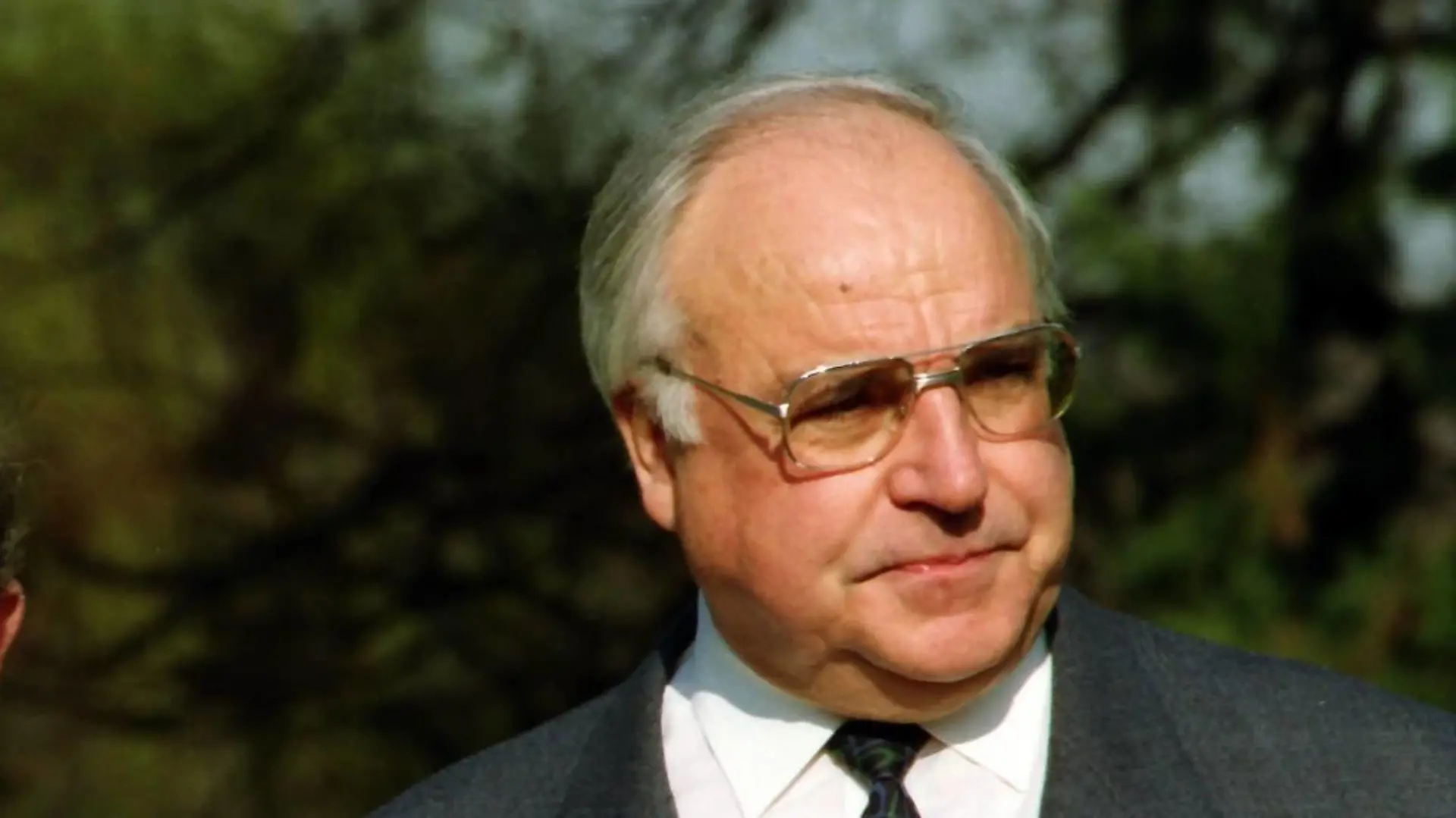 Bundeskanzler Helmut Kohl mit HRH Charles Philip Arthur George, Prince of Wales Fürst von Wales und Duke of Cornwall Herzog von Cornwall, meist kurz Prince im deutschsprachigen Raum Prinz Charles genannt, am 19. März 1993 im Park des Bundeskanzleramtes in Bonn. ----- Federal Chancellor Helmut Kohl with HRH Charles Philip Arthur George, Prince of Wales and Duke of Cornwall, mostly called Prince Charles, on 19 March 1993 in the park of the Federal Chancellery in Bonn. *** Chancellor Helmut Kohl with HRH Charles Philip Arthur George Prince of Wales Prince of Wales and Duke of Cornwall Duke of Cornwall mostly short Prince in German speaking area Prince Charles called on 19 March 1993 in the park of the Federal Chancellery in Bonn Federal Chancellor Helmut Kohl with HRH Charles Philip Arthur George Prince of Wales and Duke of Cornwall