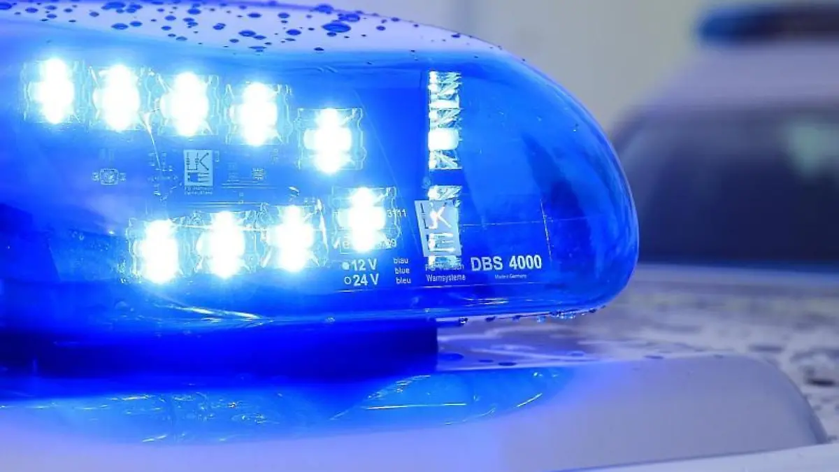 Das Blaulicht eines Streifenwagens der Polizei blinkt