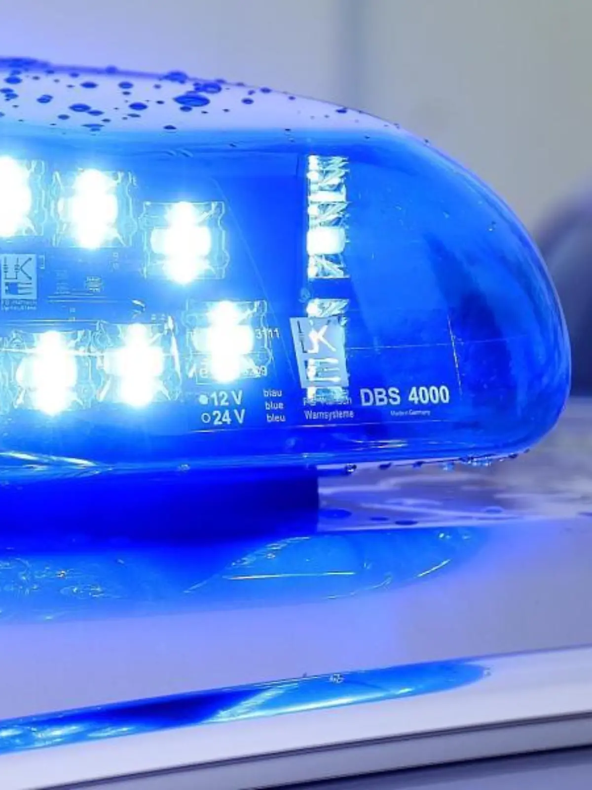 Das Blaulicht eines Streifenwagens der Polizei blinkt