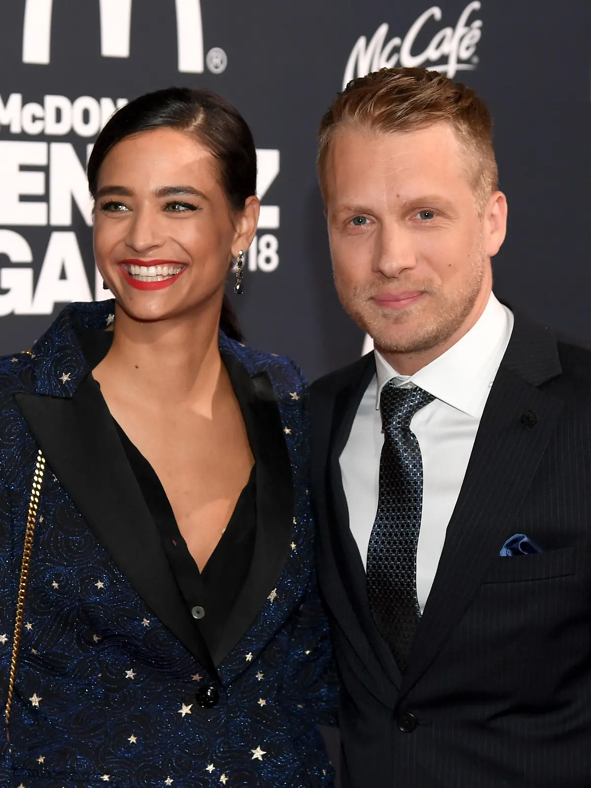 Amira Aly und Oliver Pocher auf dem roten Teppich.