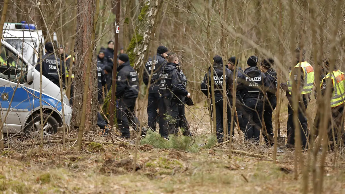 Germany: Further search for Rebecca Search operation of the riot police with dogs and helicopters in the forest after the missing Rebecca from Berlin. The forest area is located in southeastern Berlin near Storkow. The 15-year-old student is missing since 18 February 2019. Kummersdorf bei Storkow Brandenburg Germany Waldgebiet PUBLICATIONxINxGERxSUIxAUTxONLY SimonexKuhlmey