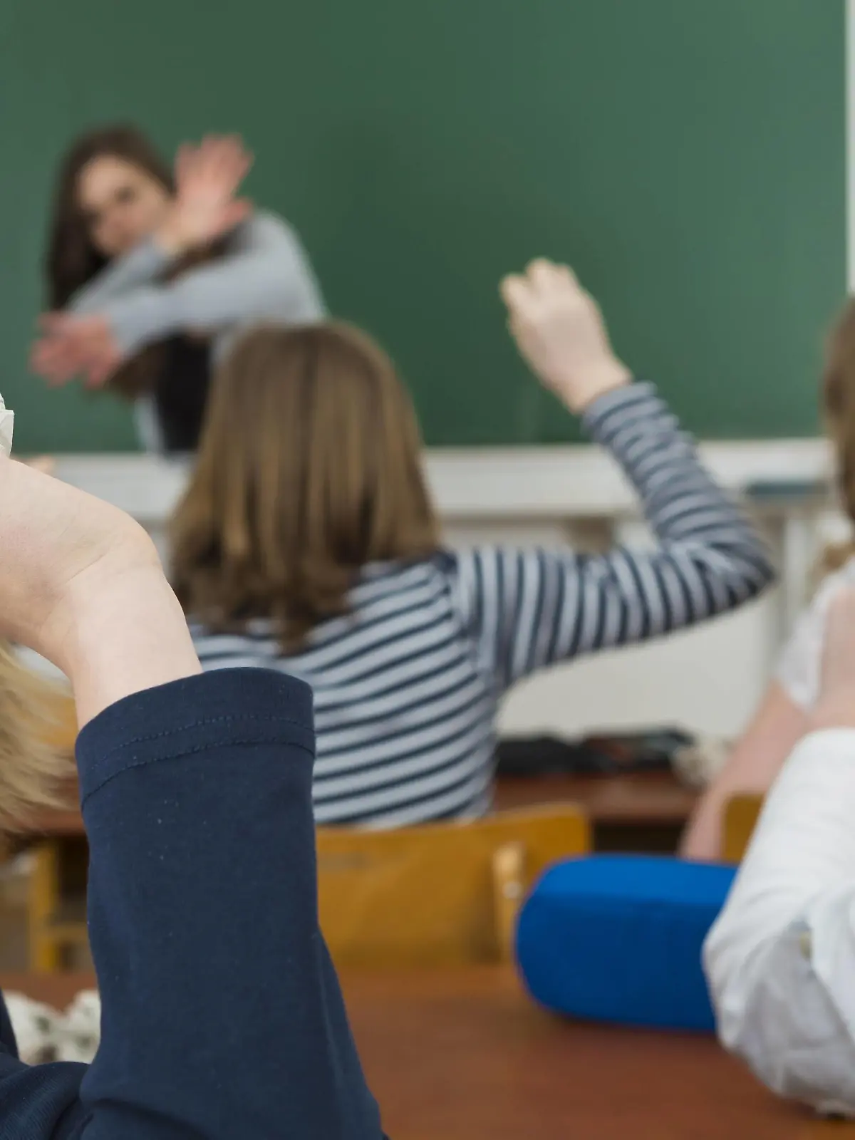 Schüler im Klassenzimmer bewerfen die Lehrerin mit Papierbällen, Mobbing gegen Lehrer ibljmt03159124.jpg Bitte beachten Sie die gesetzlichen Bestimmungen des deutschen Urheberrechtes hinsichtlich der Namensnennung des Fotografen im direkten Umfeld der Veröffentlichung!