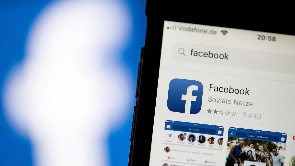 ARCHIV - Illustration - 01.06.2018, Berlin: Auf dem Bildschirm eines Smartphones sieht man die Appstore-Seite von Facebook. (zu dpa: «BGH-Verhandlung zur Frage: Dürfen Eltern auf das Facebook-Konto ihrer toten Tochter zugreifen?» vom 20.06.2018) Foto: Fabian Sommer/dpa +++ dpa-Bildfunk +++