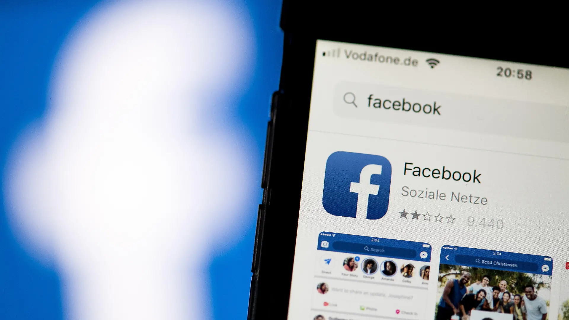 ARCHIV - Illustration - 01.06.2018, Berlin: Auf dem Bildschirm eines Smartphones sieht man die Appstore-Seite von Facebook. (zu dpa: «BGH-Verhandlung zur Frage: Dürfen Eltern auf das Facebook-Konto ihrer toten Tochter zugreifen?» vom 20.06.2018) Foto: Fabian Sommer/dpa +++ dpa-Bildfunk +++