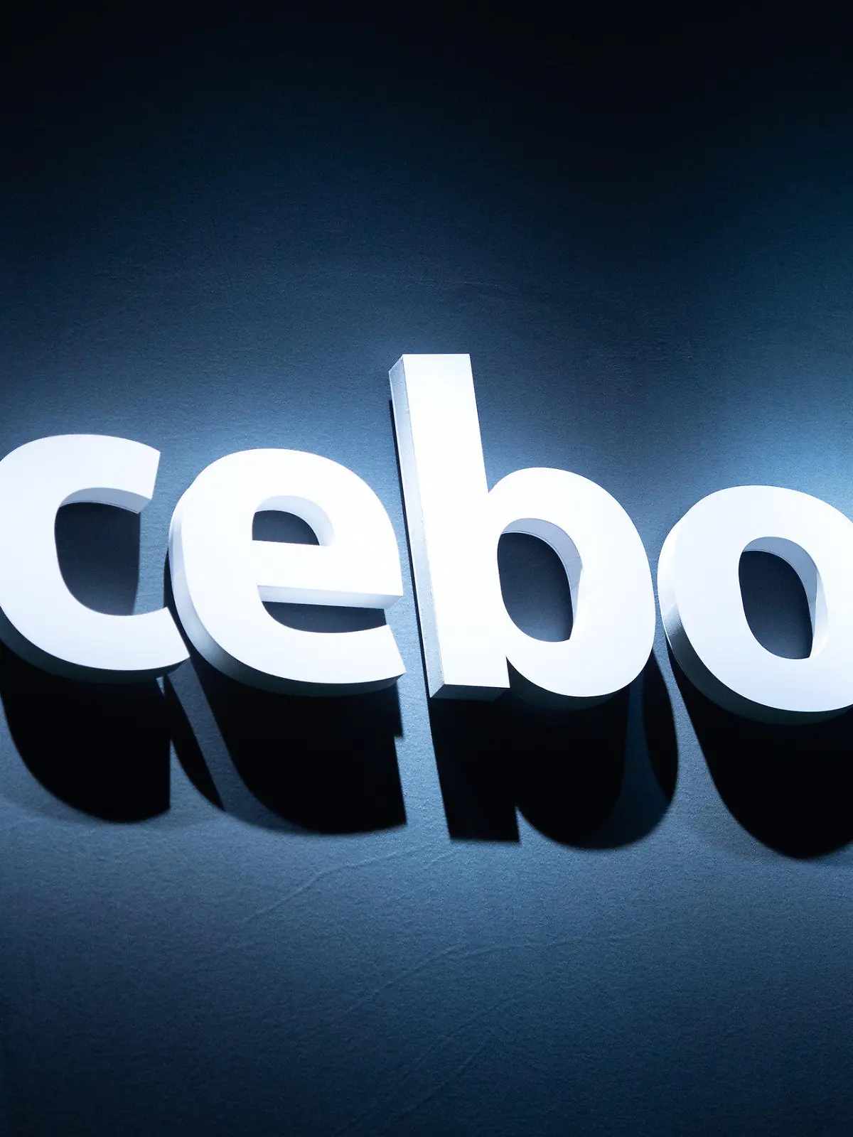 ARCHIV - 22.08.2018, Nordrhein-Westfalen, Köln: An einem Stand auf der Computerspielemesse Gamescom wird das Logo von Facebook angeleuchtet. (zu dpa «Facebook arbeitet an Assistenten mit «gesundem Menschenverstand»») Foto: Christophe Gateau/dpa +++ dpa-Bildfunk +++