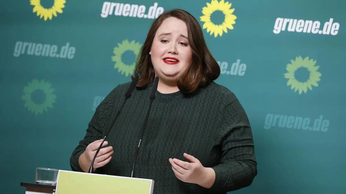 Ricarda Lang, Bundesvorsitzende von BÜNDNIS 90/DIE GRÜNEN, Deutschland, Berlin, Pressekonferenz mit Ricarda Lang, Bundesvorsitzende von BÜNDNIS 90/DIE GRÜNEN, und Bettina Jarasch, Spitzenkandidatin Berlin *** Ricarda Lang, Federal Chairwoman of BÜNDNIS 90 DIE GRÜNEN, Germany, Berlin, Press conference with Ricarda Lang, Federal Chairwoman of BÜNDNIS 90 DIE GRÜNEN, and Bettina Jarasch, top candidate Berlin