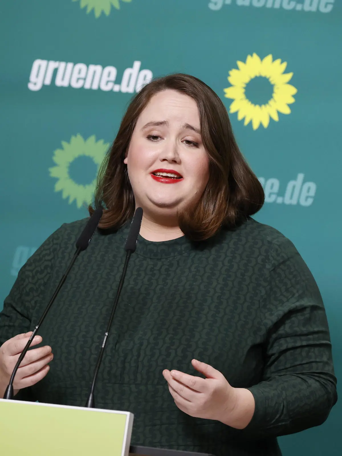 Ricarda Lang, Bundesvorsitzende von BÜNDNIS 90/DIE GRÜNEN, Deutschland, Berlin, Pressekonferenz mit Ricarda Lang, Bundesvorsitzende von BÜNDNIS 90/DIE GRÜNEN, und Bettina Jarasch, Spitzenkandidatin Berlin *** Ricarda Lang, Federal Chairwoman of BÜNDNIS 90 DIE GRÜNEN, Germany, Berlin, Press conference with Ricarda Lang, Federal Chairwoman of BÜNDNIS 90 DIE GRÜNEN, and Bettina Jarasch, top candidate Berlin