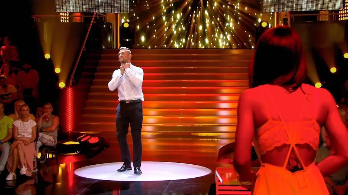Für Paulina lässt Bastian die Hüllen fallen Weniger ist mehr bei "Take Me Out"!