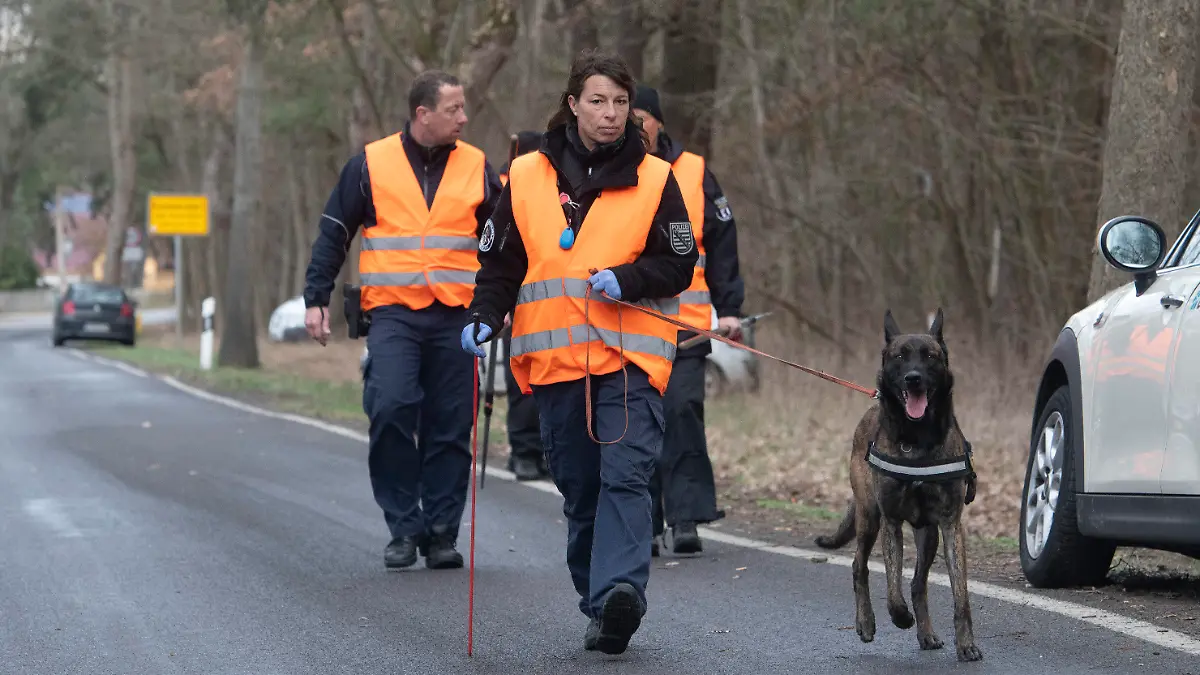 08.03.2019, Brandenburg, Storkow: Polizisten gehen mit einem Spürhund bei Storkow (Landkreids Oder Spree) zu einem Waldstück. Dort suchten Polizeibeamte erneut mit Spürhunden und einem Hubschrauber nach der vermissten Rebecca. Foto: Paul Zinken/dpa +++ dpa-Bildfunk +++
