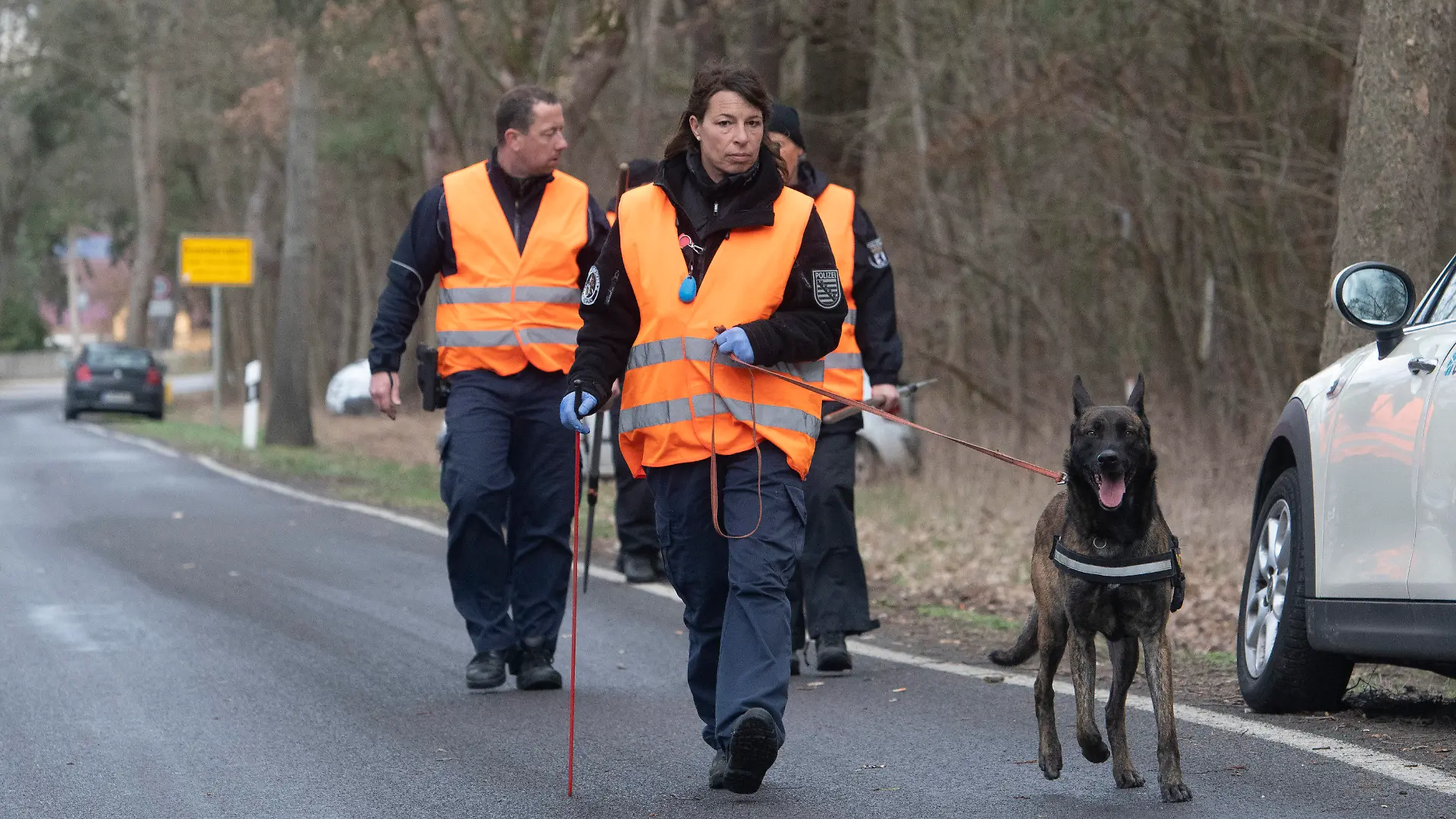 08.03.2019, Brandenburg, Storkow: Polizisten gehen mit einem Spürhund bei Storkow (Landkreids Oder Spree) zu einem Waldstück. Dort suchten Polizeibeamte erneut mit Spürhunden und einem Hubschrauber nach der vermissten Rebecca. Foto: Paul Zinken/dpa +++ dpa-Bildfunk +++